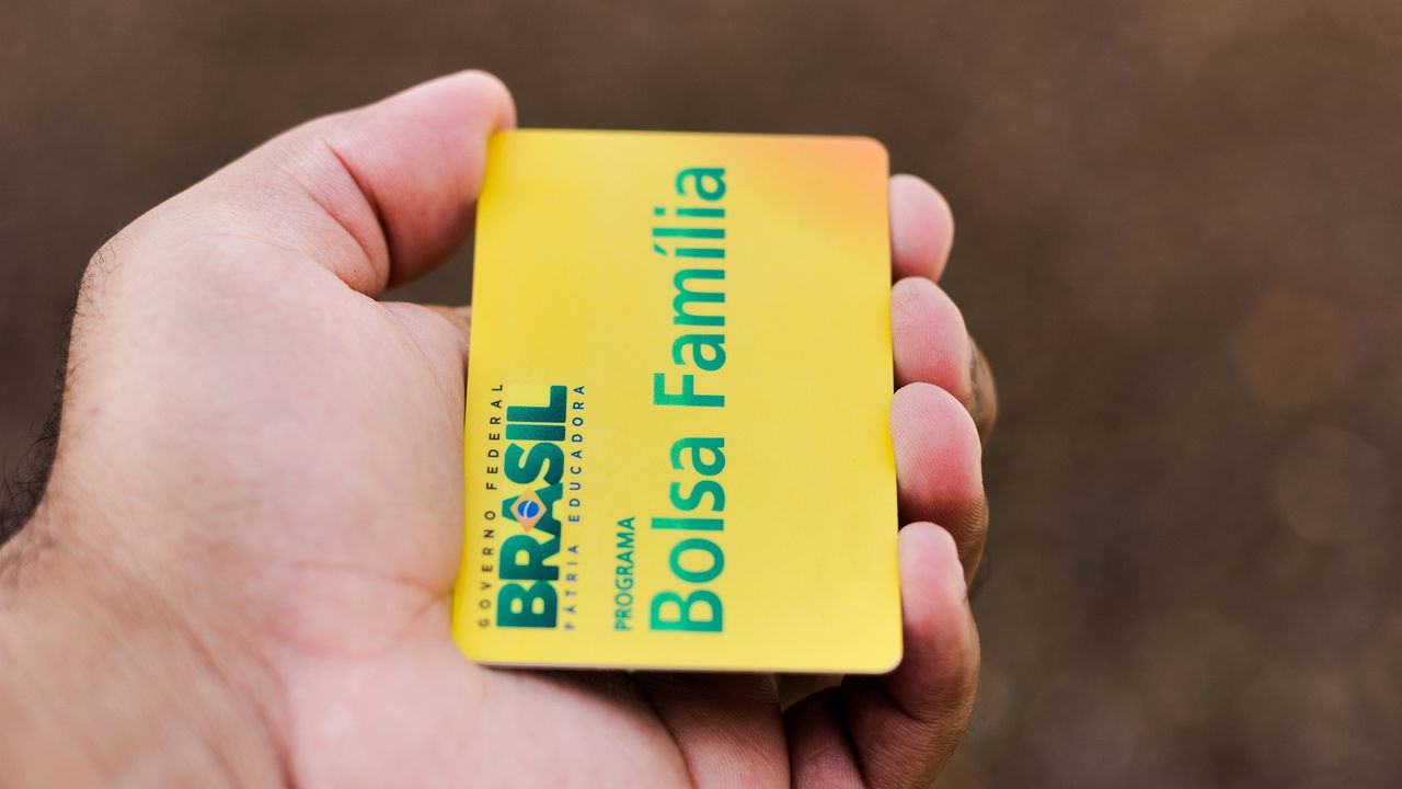 Brasileiros comemoram novo pagamento do Bolsa Família que chega a mais de R$ 900 neste mês!