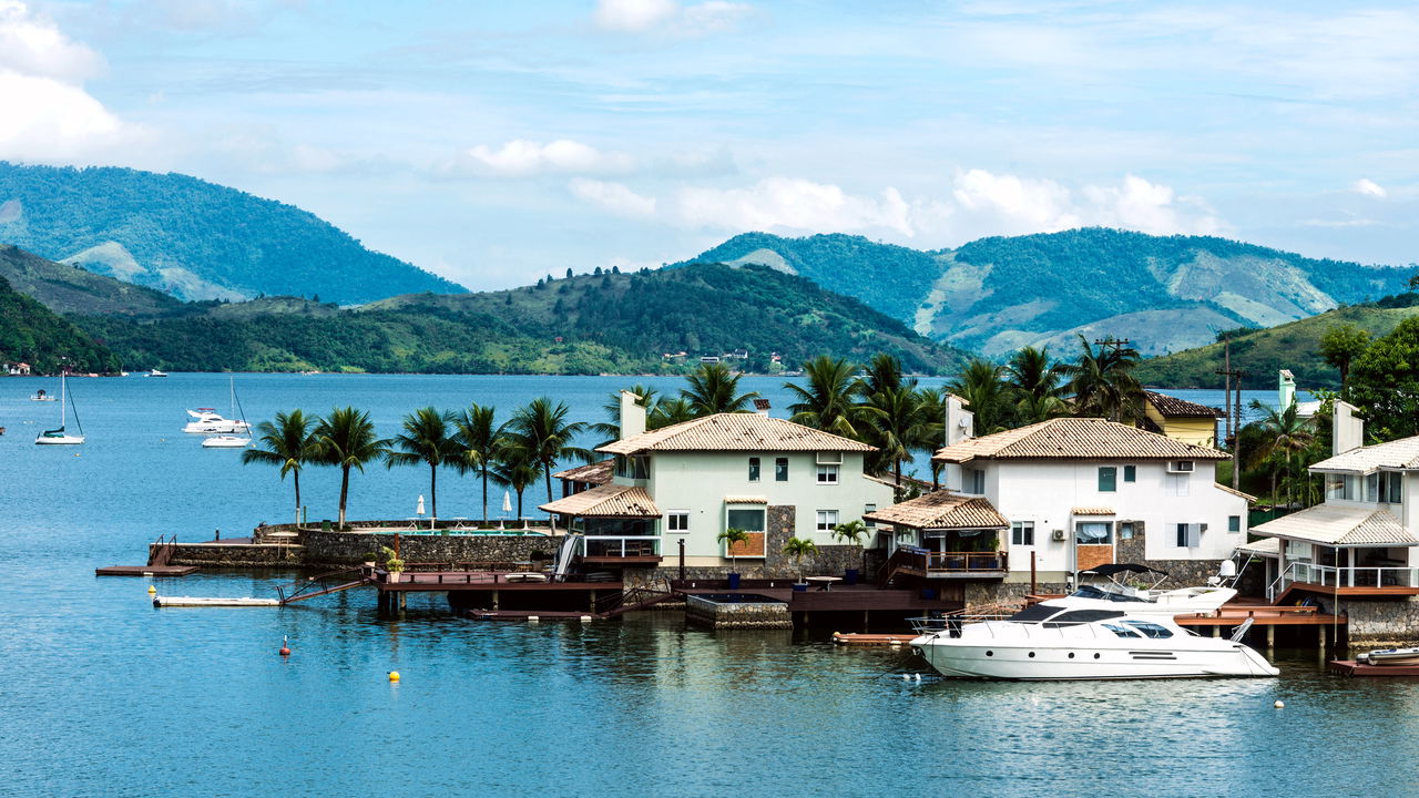 Festival Literário e praias deslumbrantes atraem 800 mil turistas anuais para Paraty