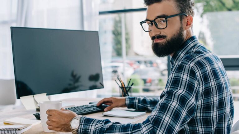 Profissão que trabalha 5 horas por dia paga até R$ 50 mil no Brasil